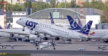 LOT w kwietniu 2026. Więcej pasażerów, mniej operacji
