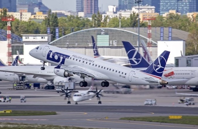 LOT w kwietniu 2026. Więcej pasażerów, mniej operacji