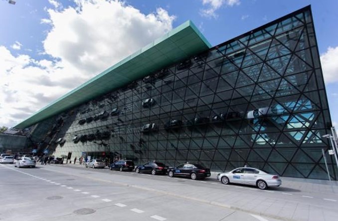 Samochody utknęły na parkingach przy lotniskach. Furgalski: Kwoty idą w setki złotych