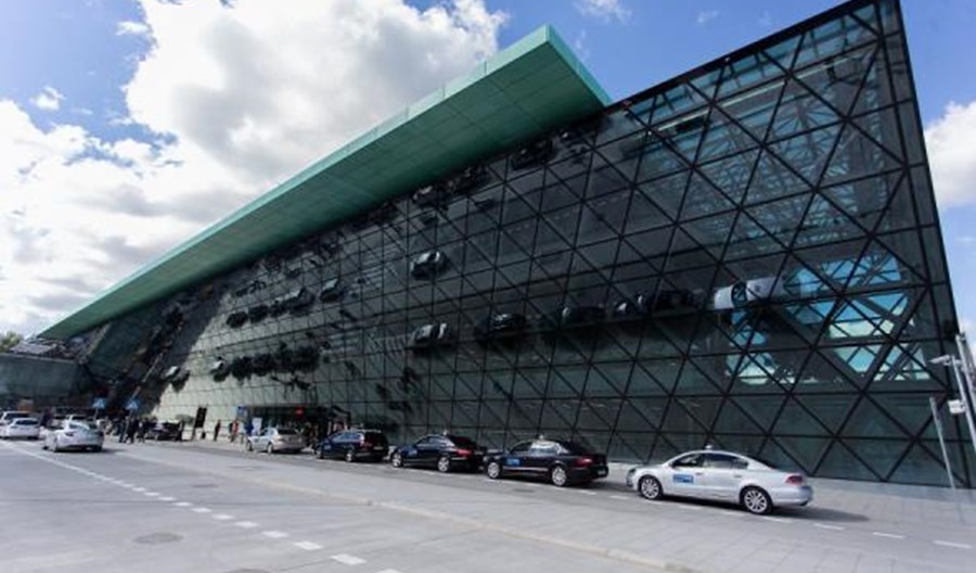 Samochody utknęły na parkingach przy lotniskach. Furgalski: Kwoty idą w setki złotych Samochody utknęły na parkingach przy lotniskach. Furgalski: Kwoty idą w setki złotych