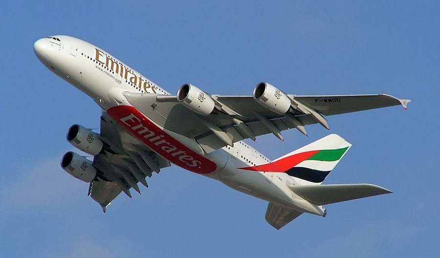 Emirates: Pracownicy muszą się zaszczepić lub co tydzień płacić za test na COVID-19