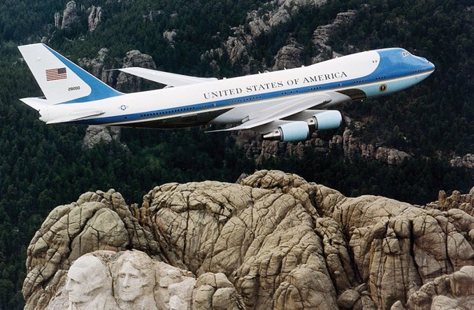 Air Force One odleci z Warszawy na paliwie Lotosu