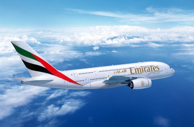 Emirates pozbywa się plastiku z pokładów. Słomki będą papierowe