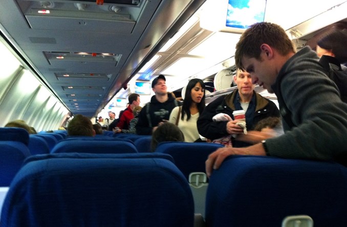 Gdy nie liczy się komfort. O pomysłach na miejsca stojące w samolocie