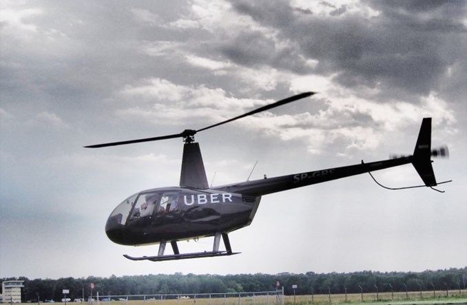 Użytkownicy Ubera mogą polecieć helikopterem nad Warszawą i nie tylko