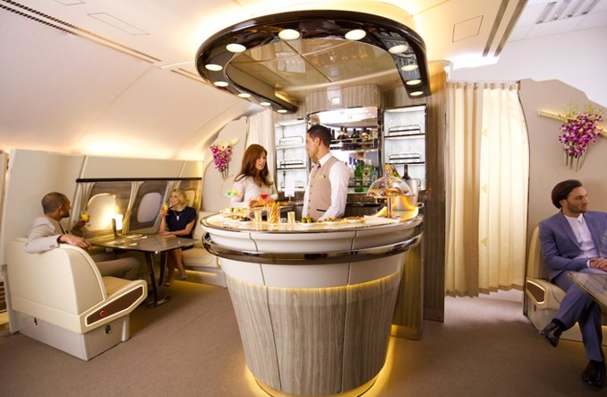 Tak się lata w Emiratach. A380 otwiera nowy salon pokładowy