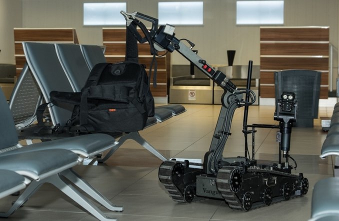 Pirotechnicy interweniują na mazowieckich lotniskach