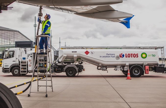 Lotos-Air BP dostarcza paliwo na lotnisko w Poznaniu	