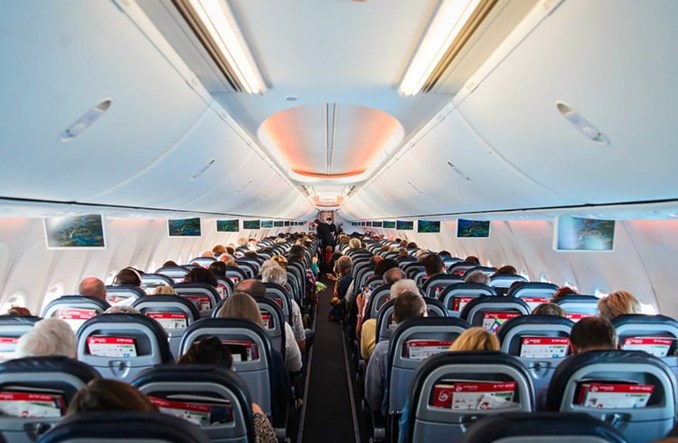 Piwa w samolotach nie zabraknie. Resort zdrowia o sprzedaży alkoholu w transporcie