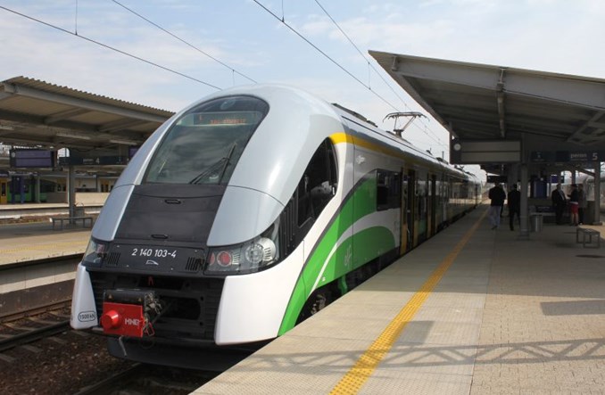 Koleje Mazowieckie włączają się w spór o przyszłość lotniska w Modlinie