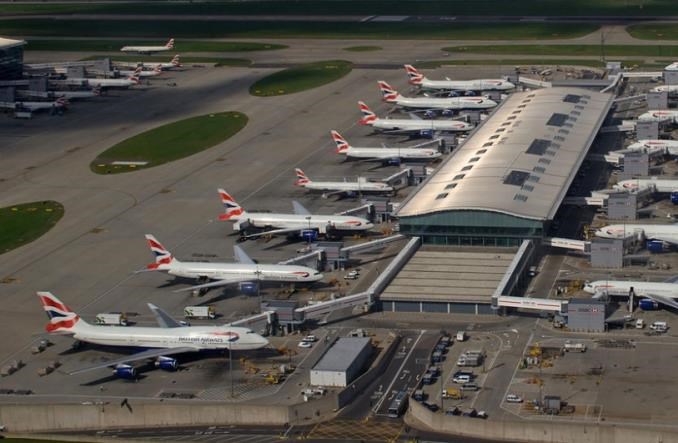 Prezes British Airways nazywa kolejki na Heathrow „farsą"