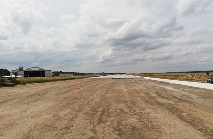Lotnisko w Modlinie modernizuje za własne pieniądze. Trwa remont dróg kołowania 