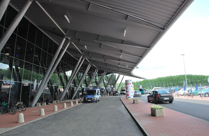 Łódź: Większość pasażerów lotniska dociera na nie samochodem