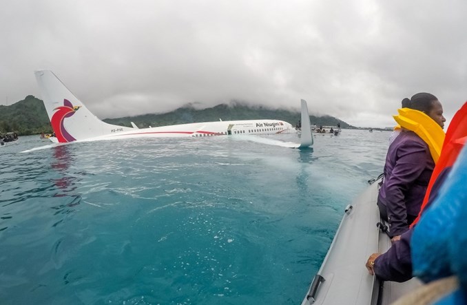 Boeing 737 linii Air Niugini wylądował przed pasem