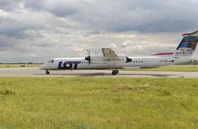 LOT: Bombardier Q400 lądował w asyście. Problemy z klapami