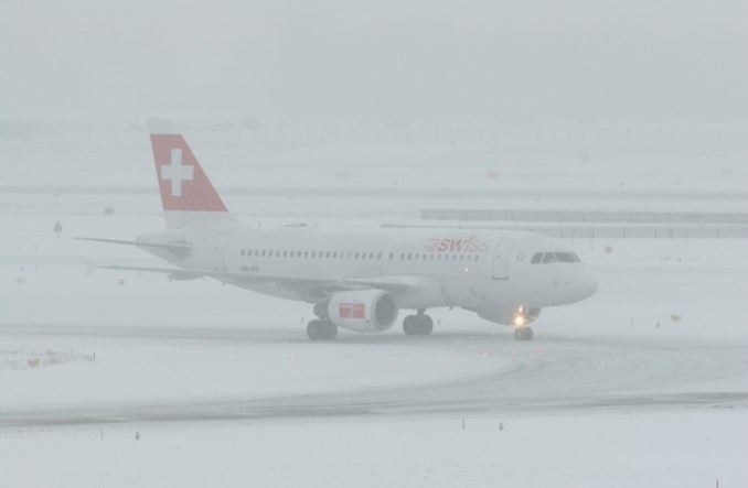 Obfite opady śniegu sparaliżowały część ruchu lotniczego 