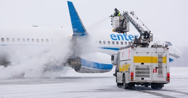 Tak lotniska walczą z zimą! Jak wygląda odladzanie samolotów (Wywiad i zdjęcia)