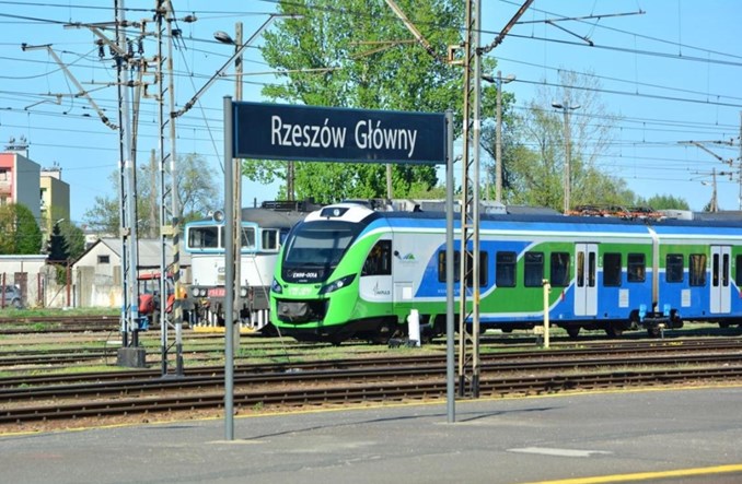 Osiem pociągów z Rzeszowa do lotniska w Jasionce