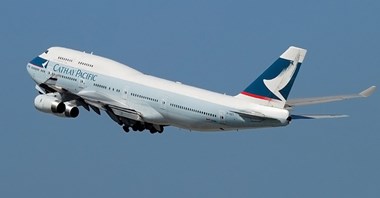 Cathay Pacific podnosi opłaty paliwowe