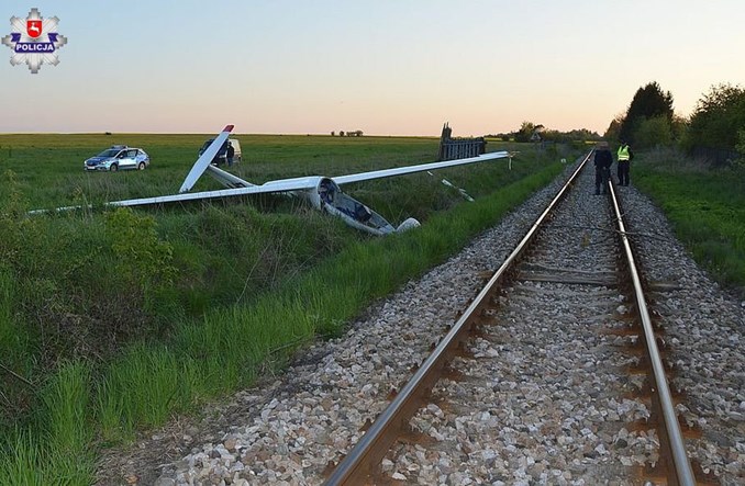 Nietypowy wypadek pod Zamościem, na tory spadł szybowiec
