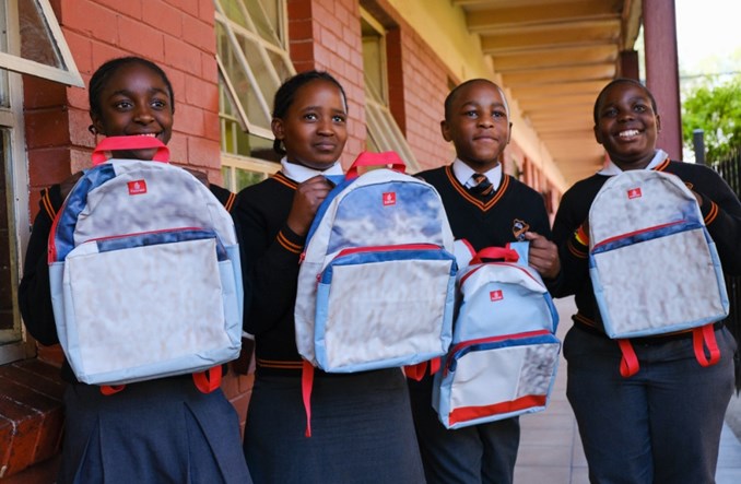 Emirates przetworzyły stare billboardy na ekologiczne torby i plecaki