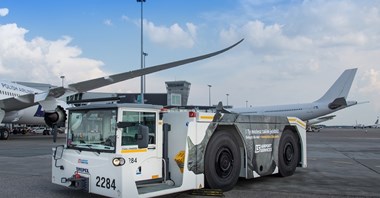 Pierwszy tak duży holownik LS Airport Services (Zdjęcia)
