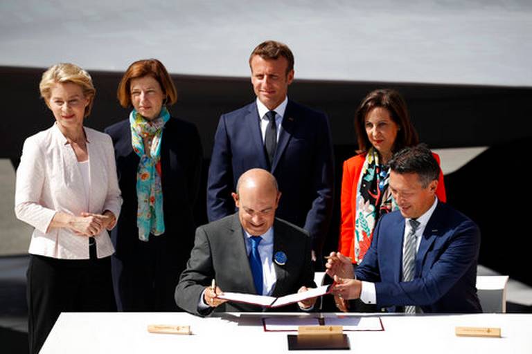 Prezydent Emmanuel Macron podczas podpisu deklaracji budowy myśliwca NGF (New Generation Fighter)