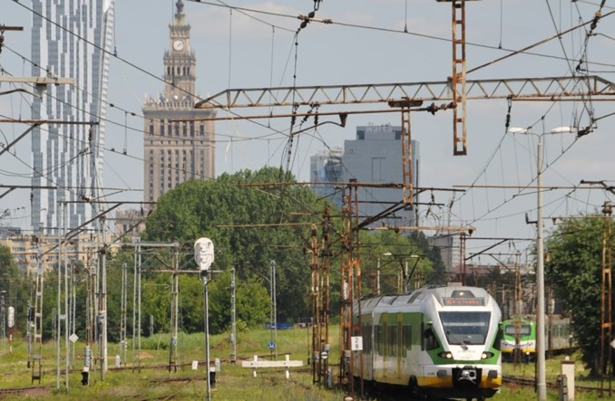 W lipcu znacznie mniej pociągów na lotnisko Chopina