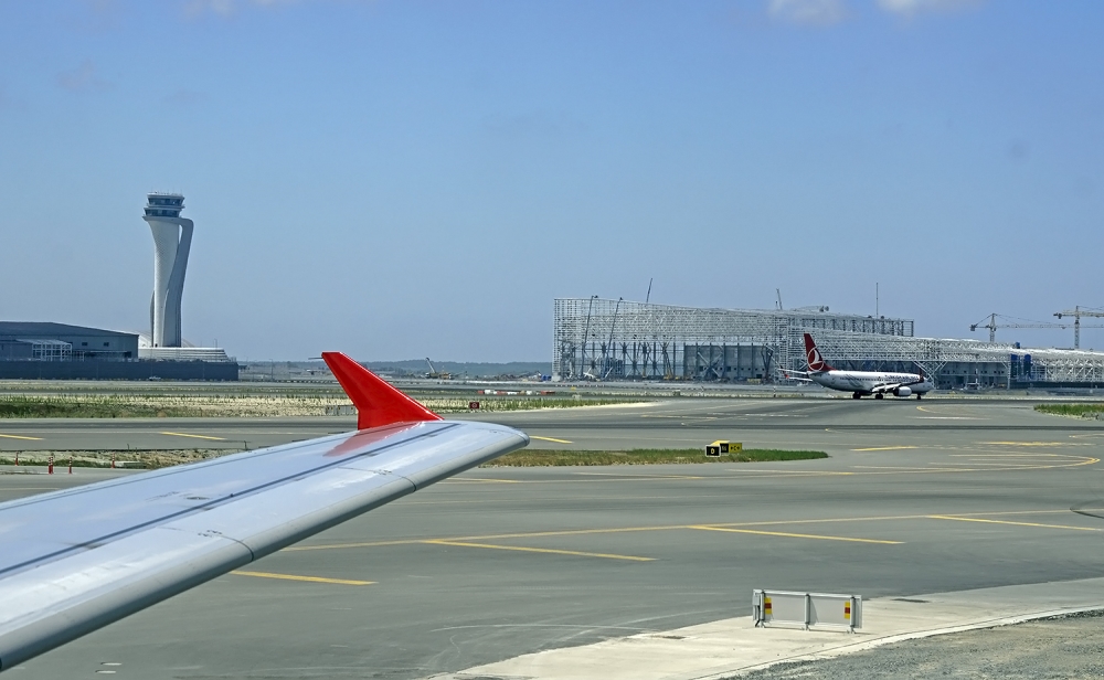 Wieża kontroli ruchu lotniczego i budujące się nowe hangary Turkish Technic