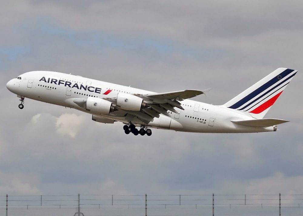 A380 Air France o rejestracji F-HPJB po starcie z lotniska de Gaulle