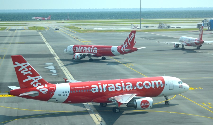 AirAsia obniżyła wynagrodzenia, ale nie zamierza zwalniać AirAsia obniżyła wynagrodzenia, ale nie zamierza zwalniać