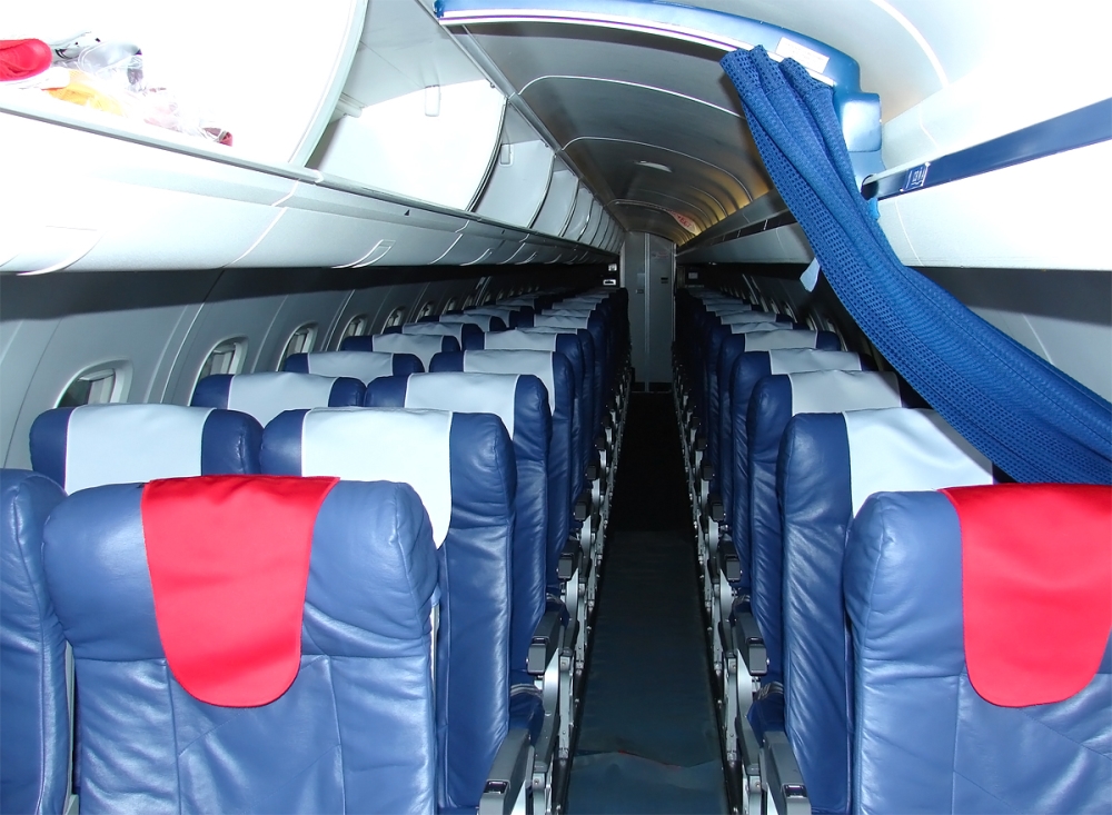 Wnętrze Embraera ERJ-145 w barwach PLL LOT