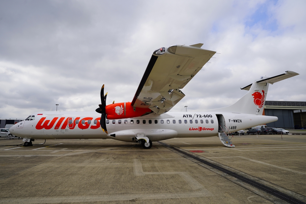 ATR 72-600 w barwach linii Wings z Lion Group