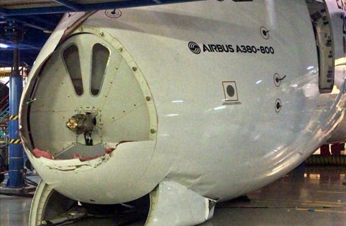 A380 Emirates uszkodzony w hangarze w Dubaju
