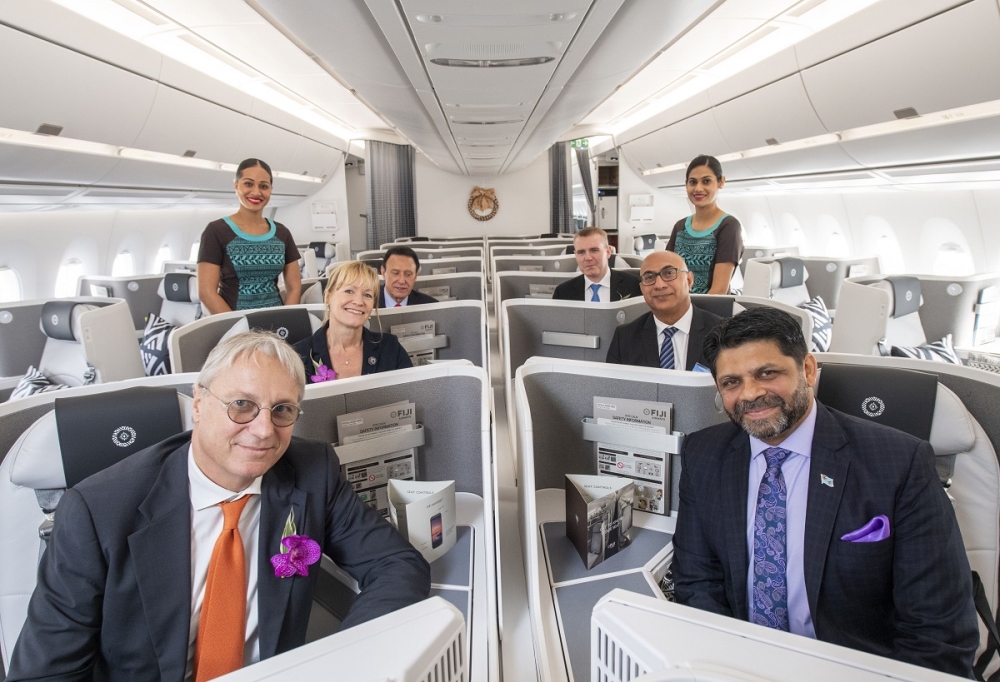 Przedstawiciele Airbusa, Rolls-Royce oraz Fiji Airways