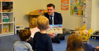 Z Kicią Kocią i Mądrą Myszą na lotnisku, czyli Pracownicy LS czytają dzieciom!