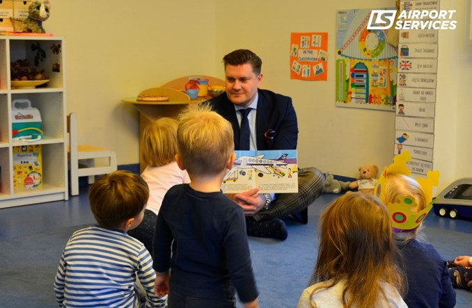 Z Kicią Kocią i Mądrą Myszą na lotnisku, czyli Pracownicy LS czytają dzieciom!