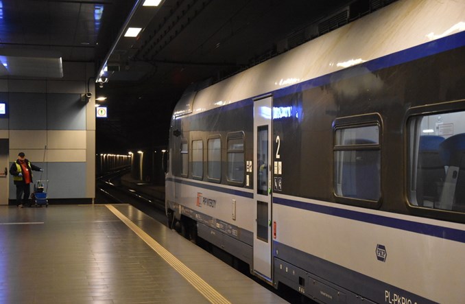 Nowy pociąg z Lotniska Chopina do Łodzi Fabrycznej. Frekwencja (na razie) słaba