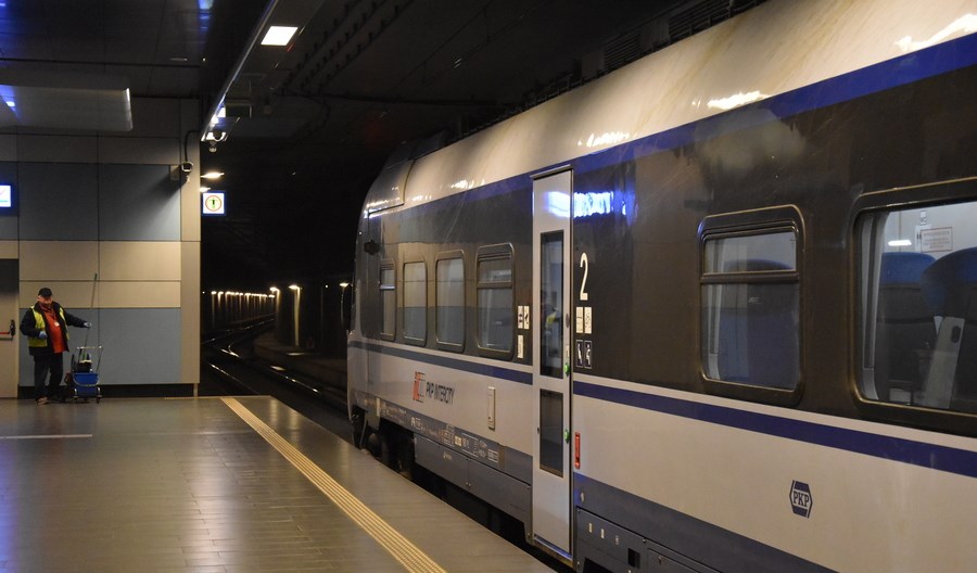 Nowy pociąg z Lotniska Chopina do Łodzi Fabrycznej. Frekwencja (na razie) słaba Nowy pociąg z Lotniska Chopina do Łodzi Fabrycznej. Frekwencja (na razie) słaba
