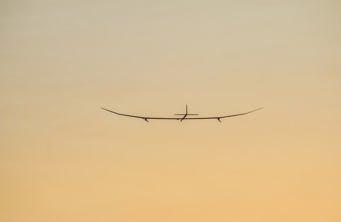 Samolot z napędem słonecznym wykonał swój pierwszy lot