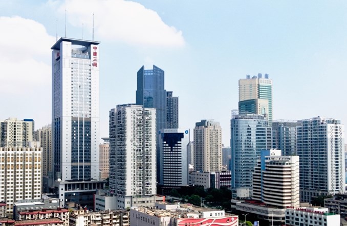 Chiny przywracają operacje na lotnisku w Wuhan i zawieszają blokadę komunikacyjną miasta