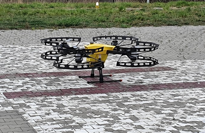 Warszawa: Próbki badań na obecność wirusa poleciały dronem
