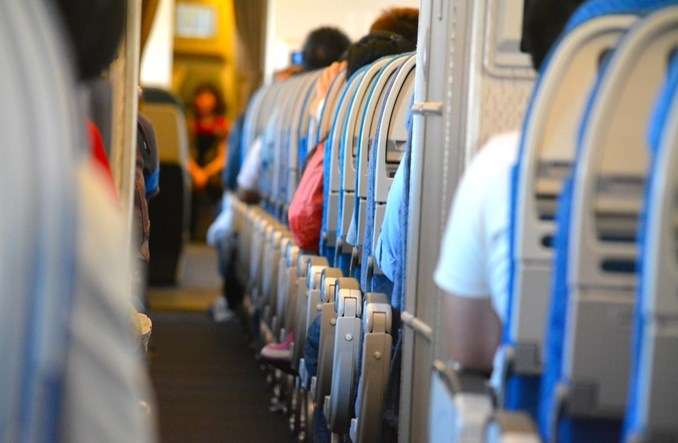 IATA: Tak dla masek, nie dla pustego środkowego fotela