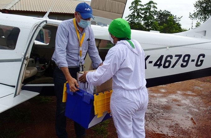 Prywatne samoloty przewożą testy na COVID-19 z niedostępnych obszarów Kolumbii