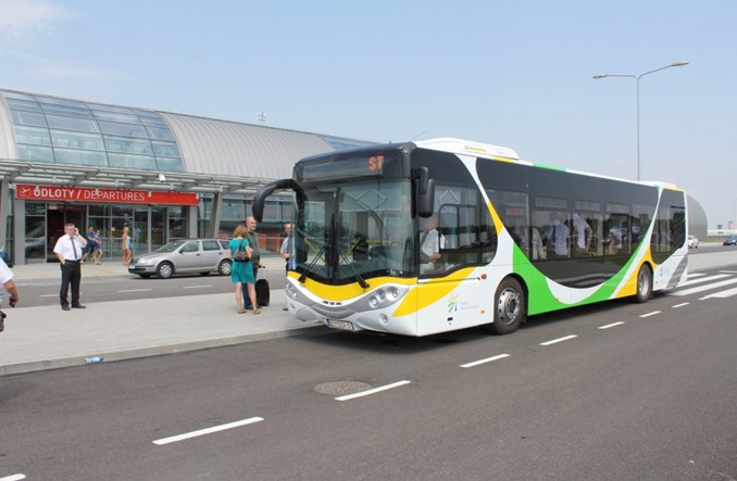 Autobusy wracają do lotniska w Modlinie