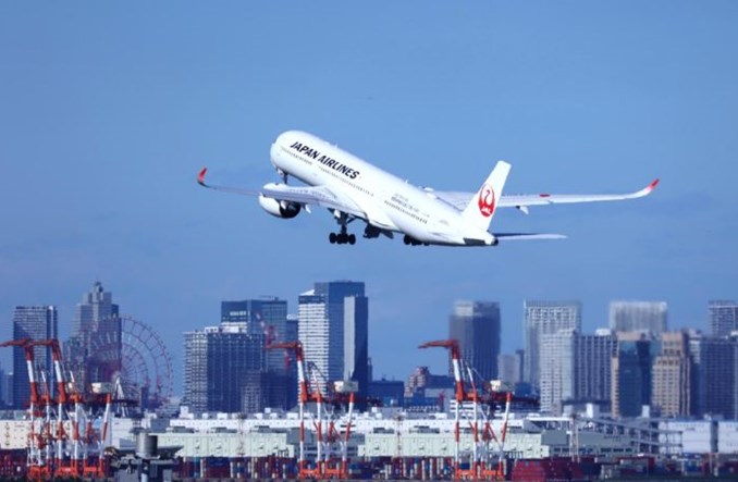JAL przewidują znaczną roczną stratę i planują redukcję floty boeingów 777