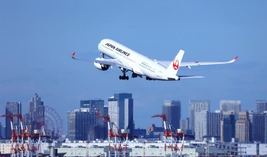 JAL przewidują znaczną roczną stratę i planują redukcję floty boeingów 777