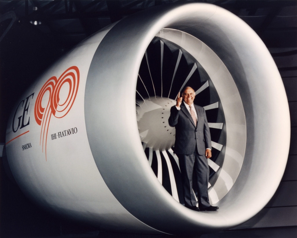 Brian Rowe, prezes GE Aviation w latach 1979-1993, podczas pierwszej prezentacji silnika