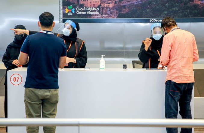 Kraje Zatoki Perskiej zawieszają loty z powodu nowego szczepu COVID-19