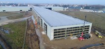 Budowa terminala lotniska w Radomiu na zaawansowanym etapie. Trwa szklenie elewacji